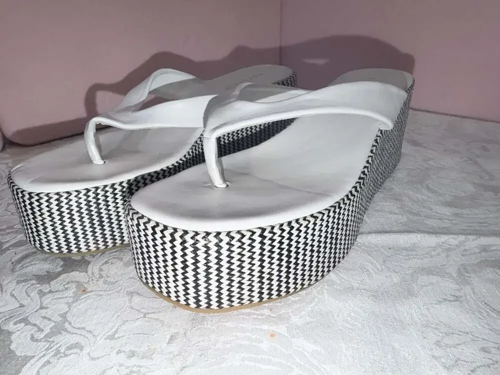 Kayleen by Los Angeles White Platform Wedge Thong Sandals Size 10